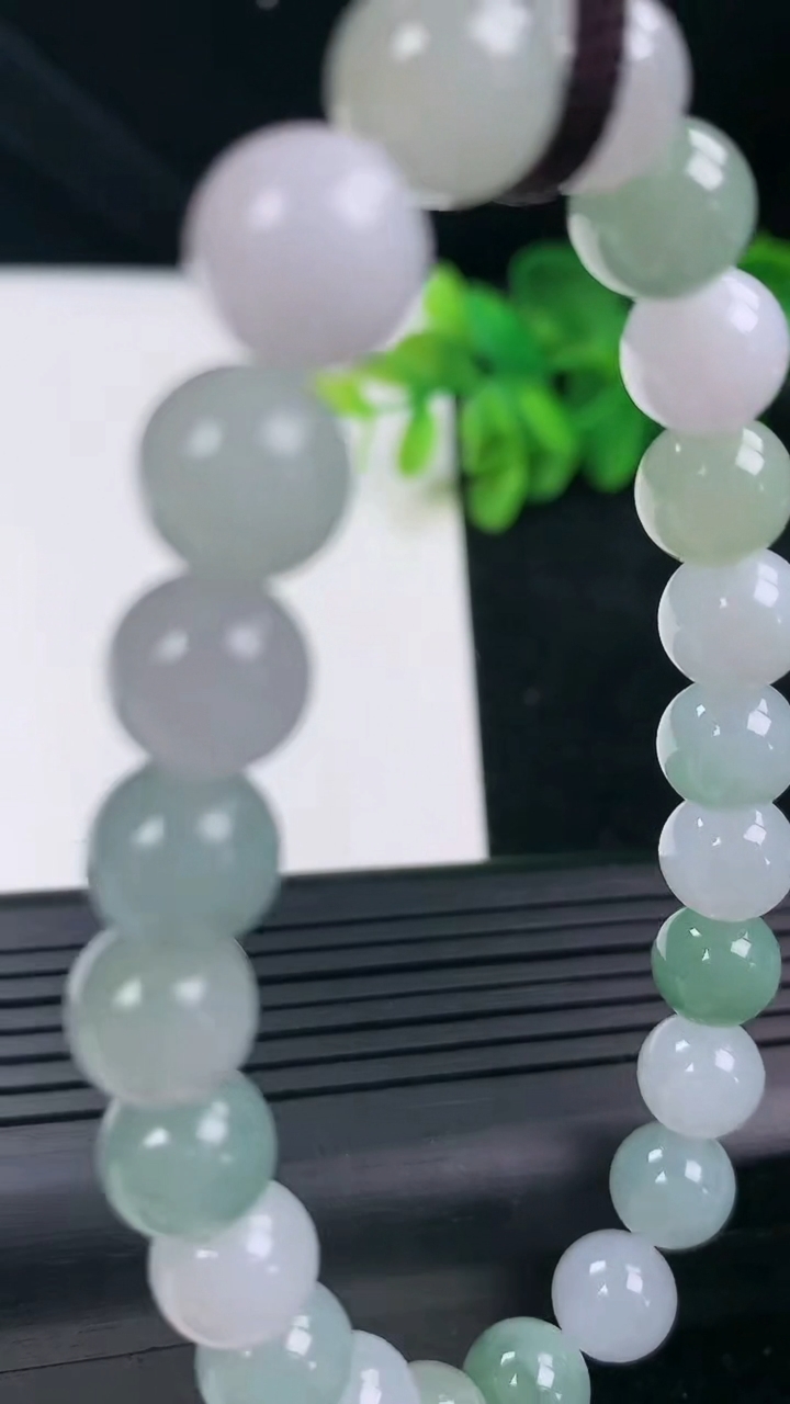 天然A货翡翠圆珠手串尺寸8-23颗重量:24.59g3月13日
工厂直销收藏佳品,种好水足，色泽均匀，有种有色，上手高大气！