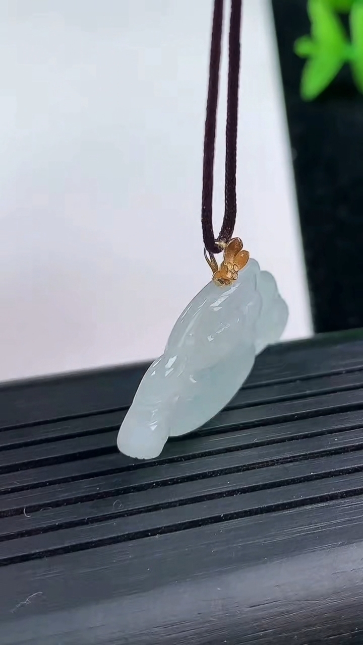 天然A货翡翠佛公吊坠尺寸17-26-3.6重量:2.78g
3月13日