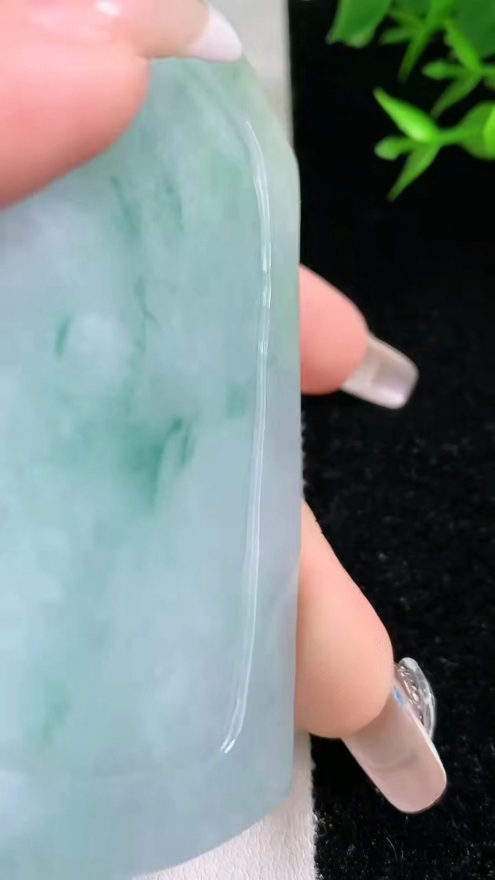 天然A货翡翠牌吊坠，尺寸79-52-13.8，重:112.81g
3月13日