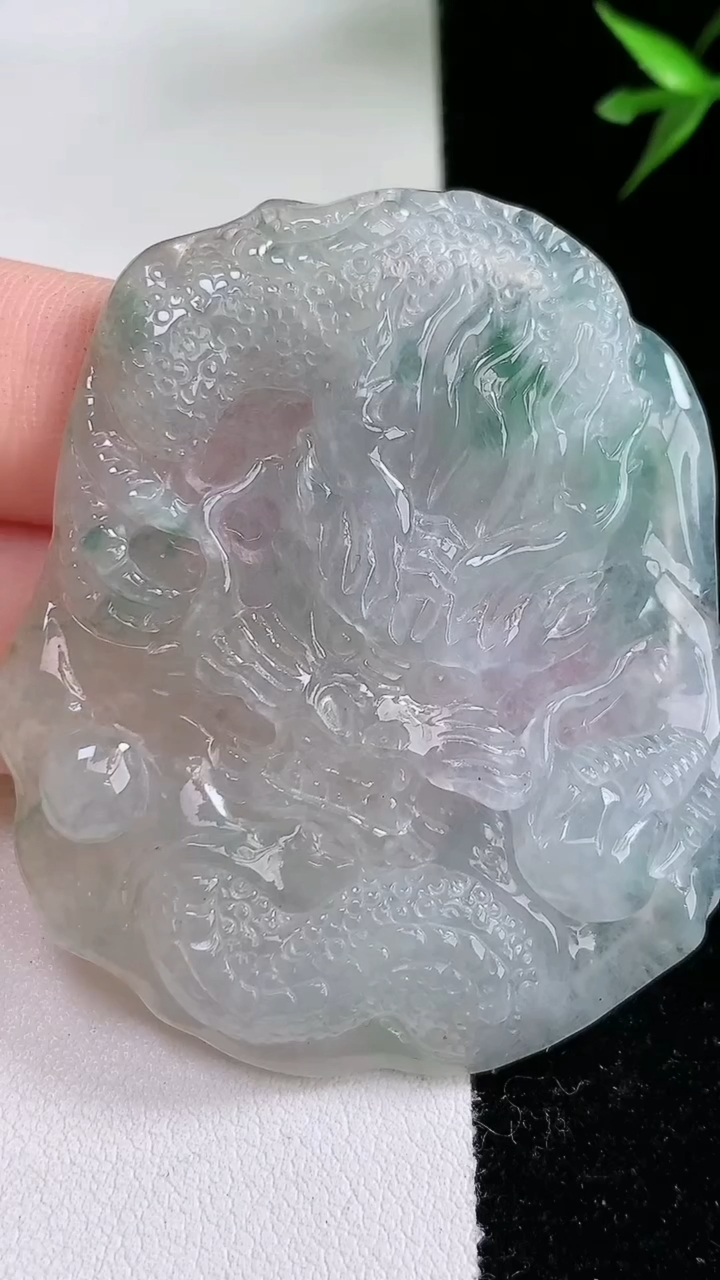 天然A货翡翠飘花龙牌吊坠，尺寸54.3-44.8-5.8，重:23.77g
3月13日