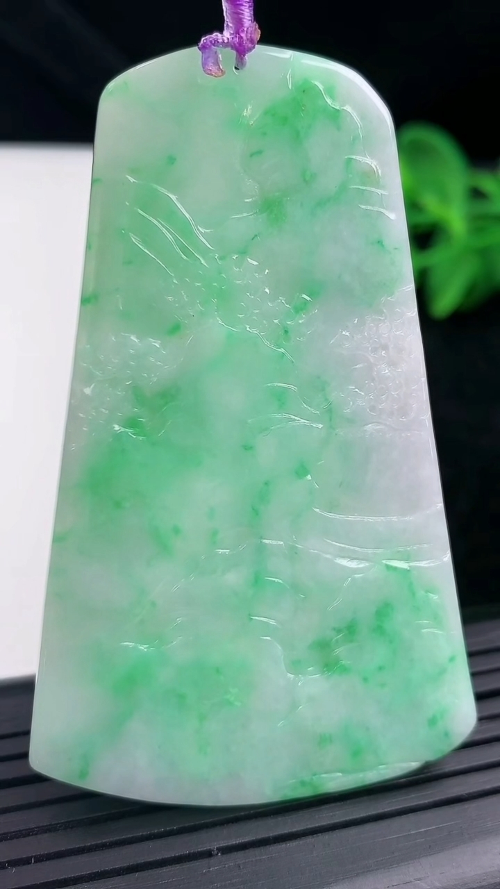 天然A货翡翠山水牌吊坠尺寸66.5-40.5-4.4重量:26.77g
3月13日