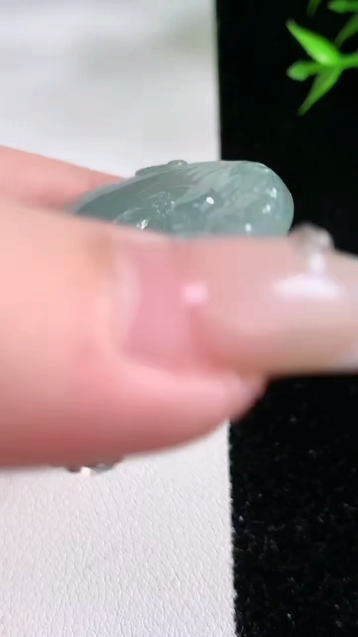 天然A货翡翠一念之间吊坠，尺寸50-4.8，重:23.95g
3月13日