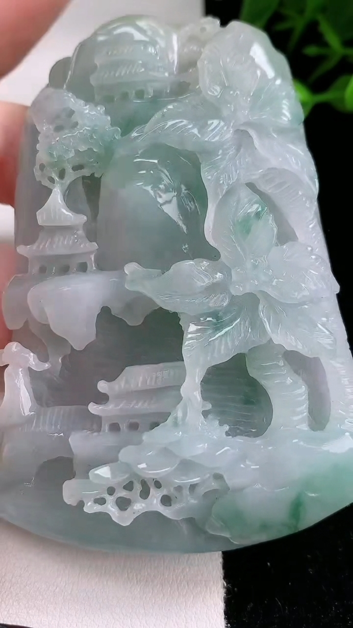 天然A货翡翠牌吊坠，尺寸79-52-13.8，重:112.81g
3月13日