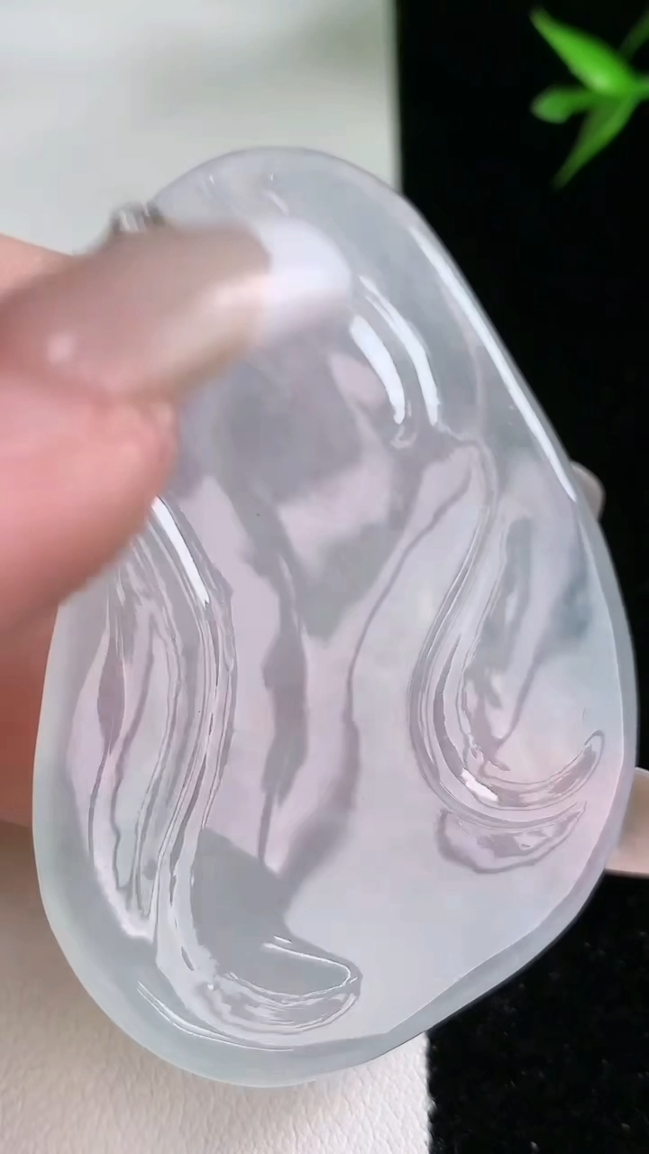 天然A货翡翠大势至菩萨吊坠，尺寸58-37-5，重:22.90g
3月13日