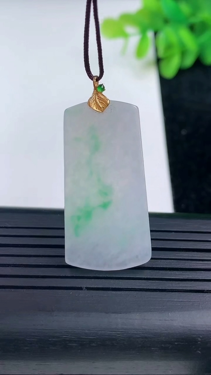 天然A货翡翠无事牌吊坠尺寸33.8-17.4-2重量:4.28g
3月13日