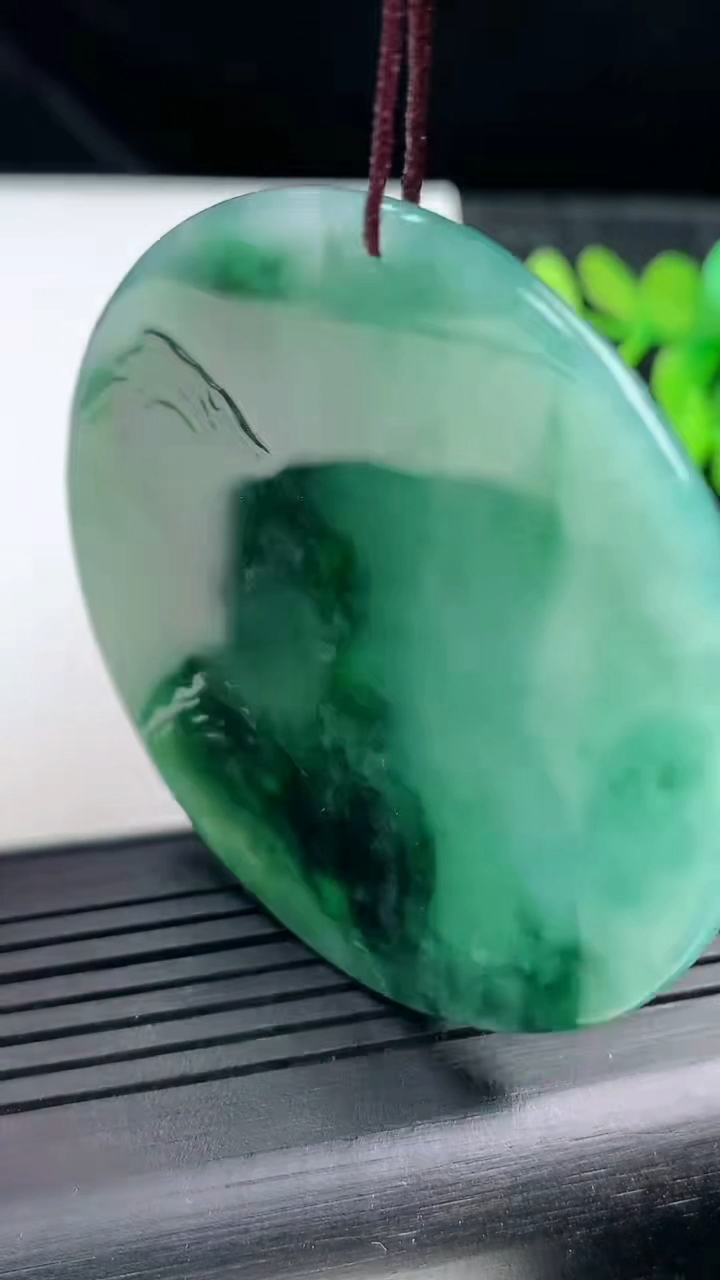 天然A货翡翠一念之间吊坠尺寸54.6-4.7重量:31.65g
3月13日