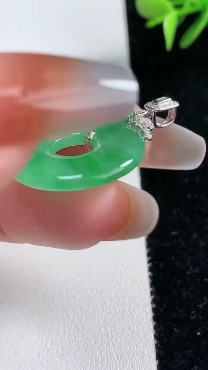 天然A货翡翠平安环吊坠，尺寸23.3-3.5重量:4.82g
3月13日