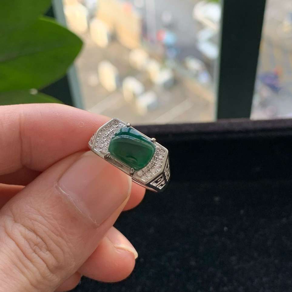 A货天然翡翠冰糯种925银活口满绿戒指重量3.15
3月13日