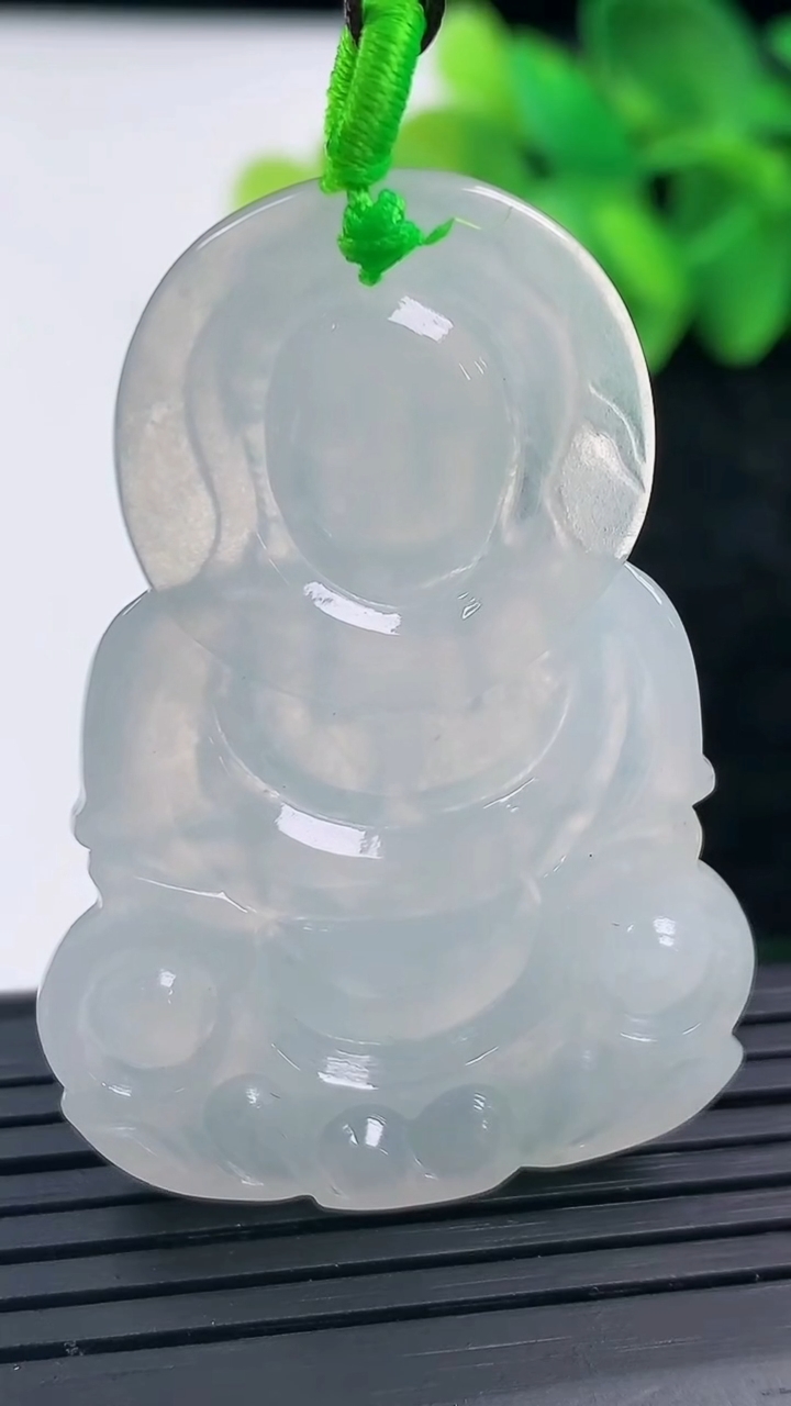 天然A货翡翠观音菩萨吊坠尺寸48.5-33.2-5.1重量:15.06g
3月13日