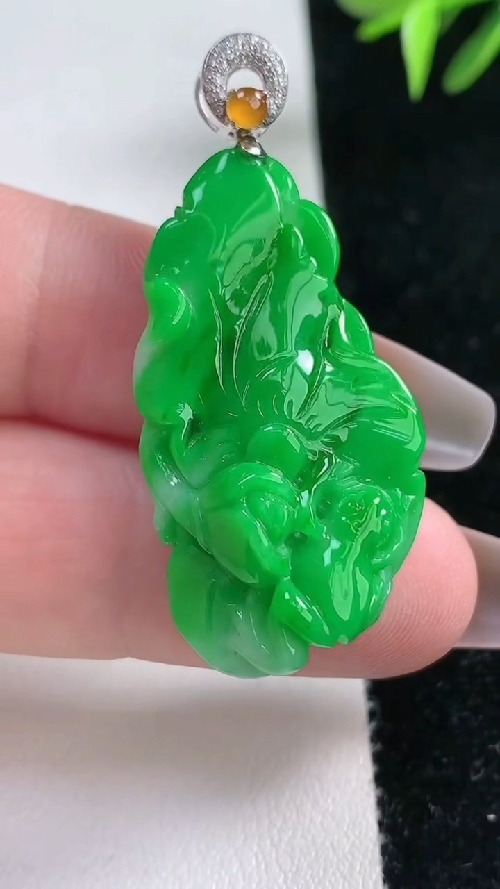 天然A货翡翠白菜吊坠，尺寸36.3-20.3-10，重量:10.27g
3月13日