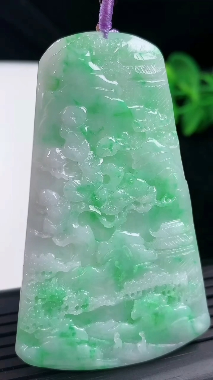 天然A货翡翠山水牌吊坠尺寸66.5-40.5-4.4重量:26.77g
3月13日