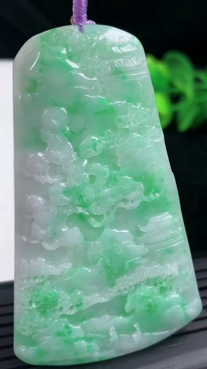 天然A货翡翠山水牌吊坠尺寸66.5-40.5-4.4重量:26.77g
3月13日