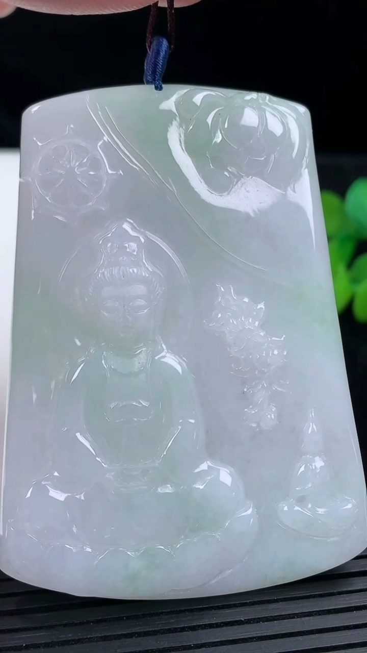 天然A货翡翠观音菩萨吊坠尺寸66.8-48.4-4.9重量:36.53g
3月13日