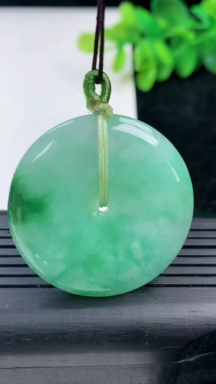 天然A货翡翠平安扣吊坠尺寸36.6-5.4重量:16.43g
3月13日