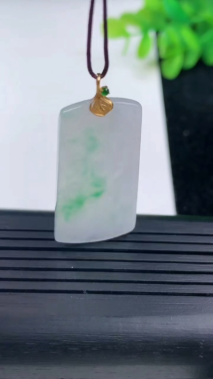 天然A货翡翠无事牌吊坠尺寸33.8-17.4-2重量:4.28g
3月13日