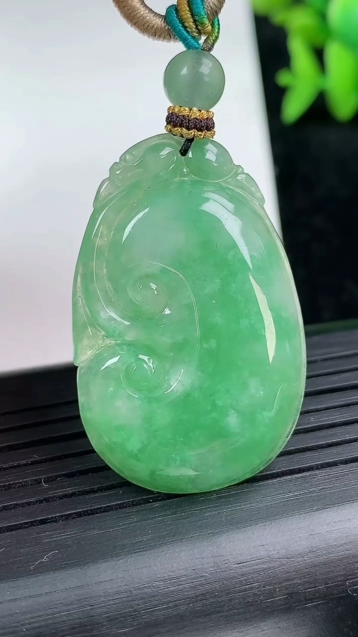 天然A货翡翠如意吊坠尺寸36.2-24.2-4.7重量:10.45g
3月13日