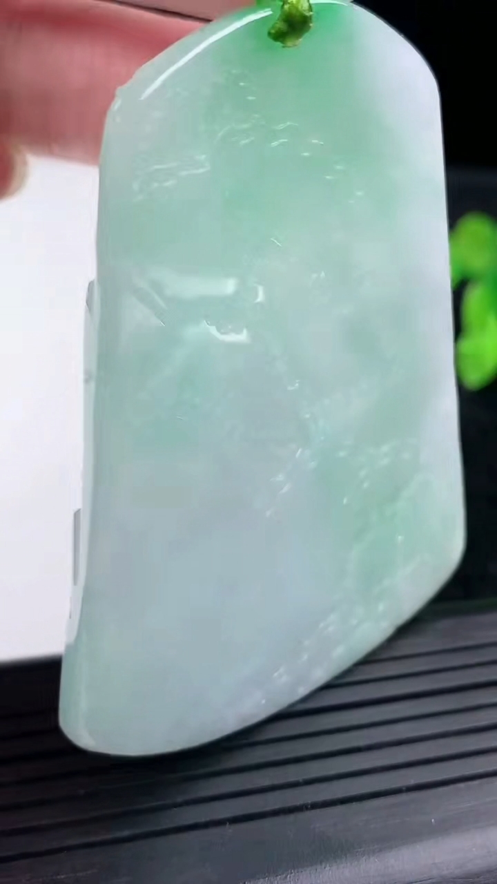 天然A货翡翠山水牌吊坠尺寸65.8-48.7-5.7重量:40.24g
3月13日