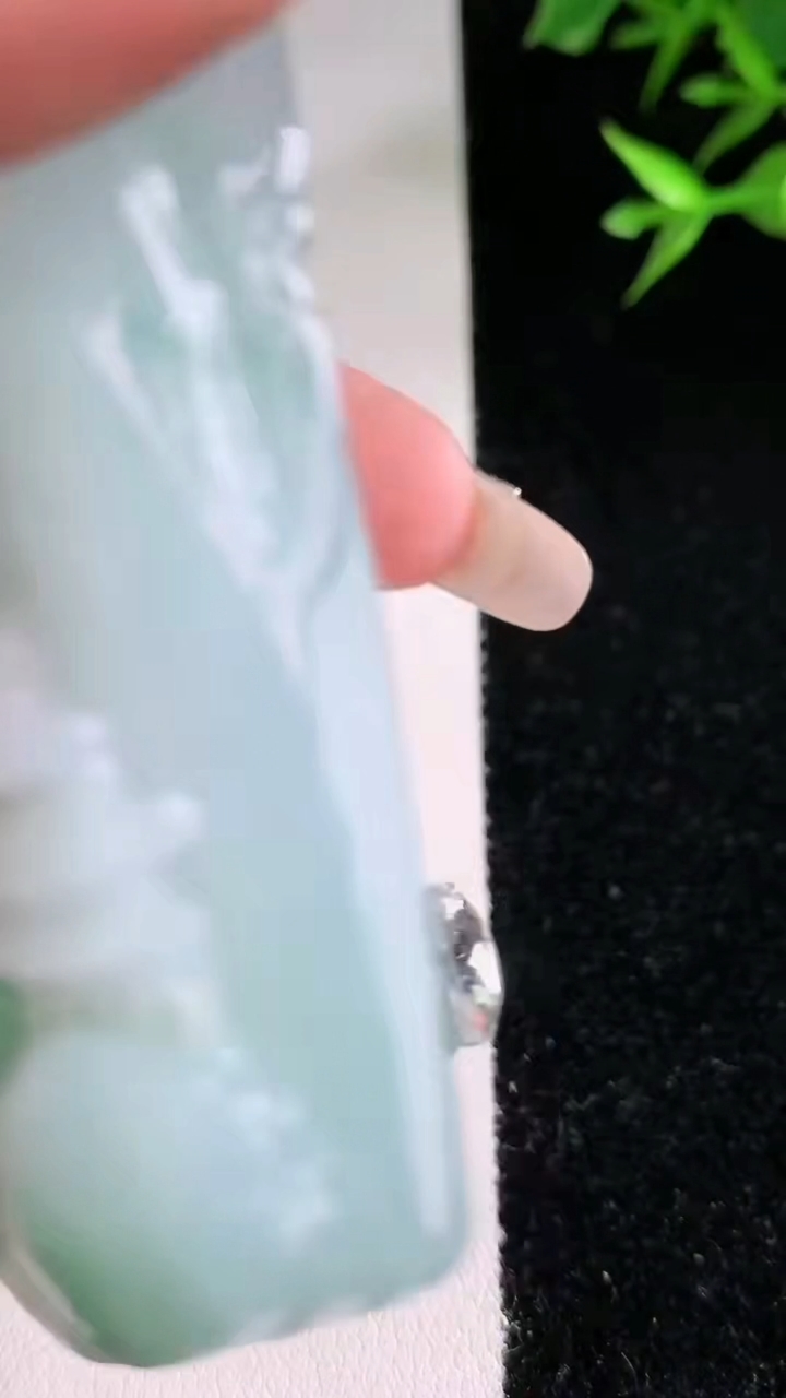 天然A货翡翠山水牌吊坠，尺寸76-52.8-13.8，重:127.76g
3月13日