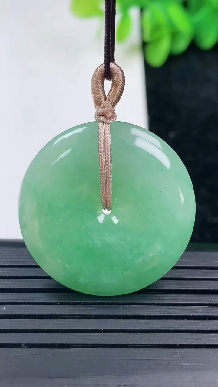 天然A货翡翠平安扣吊坠尺寸29.4-5.6重量:10.95g
3月13日