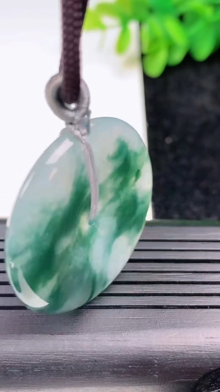 天然A货翡翠飘花平安扣吊坠尺寸33.4-4.9重量:13.67g
3月13日