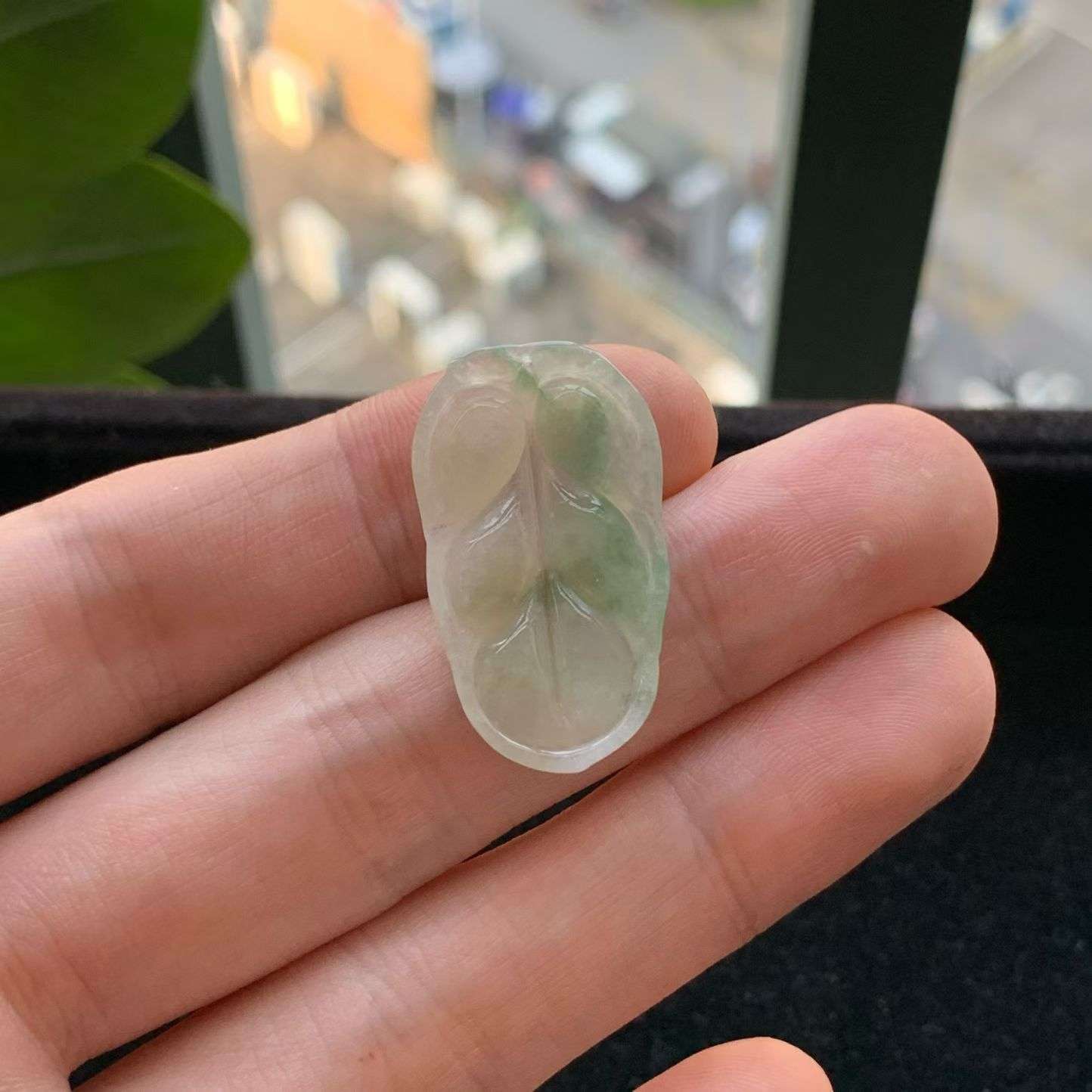 A货天然翡翠冰糯种飘绿叶子吊坠重量3.51
3月13日