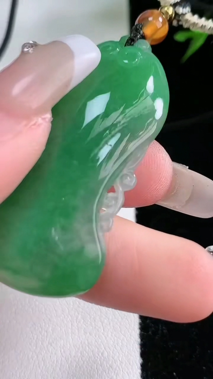 天然A货翡翠佛头吊坠，尺寸47.3-26.5-10.5，重:17.22g
3月13日