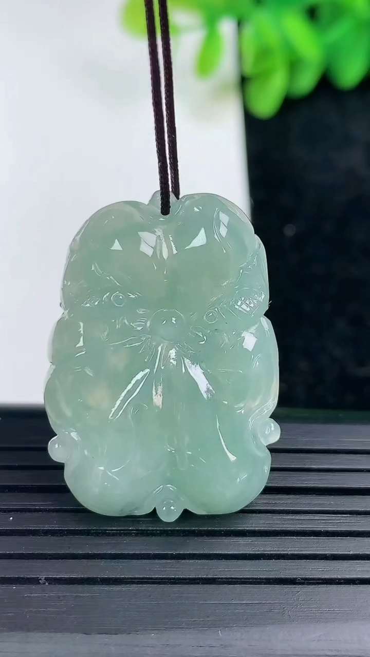 天然A货翡翠年年有余吊坠尺寸32-23.2-5.2重量:8.31g
3月13日