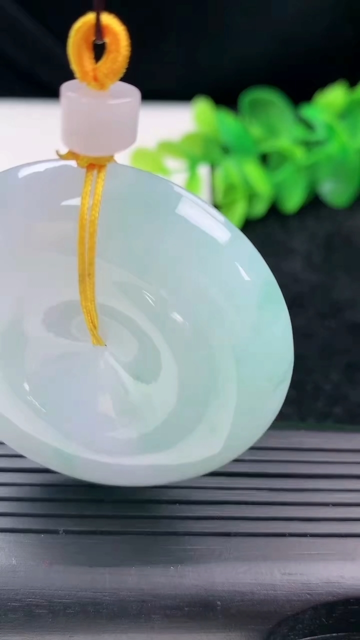 天然A货翡翠平安扣吊坠尺寸48.4-11.4重量:56.88g
3月13日