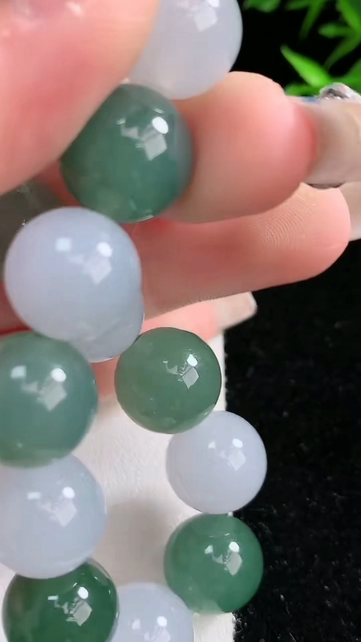 天然A货翡翠圆珠手串，尺寸13-16颗，重:60.83g3月13日
工厂直销收藏佳品,种好水足，色泽均匀，有种有色，上手高大气！