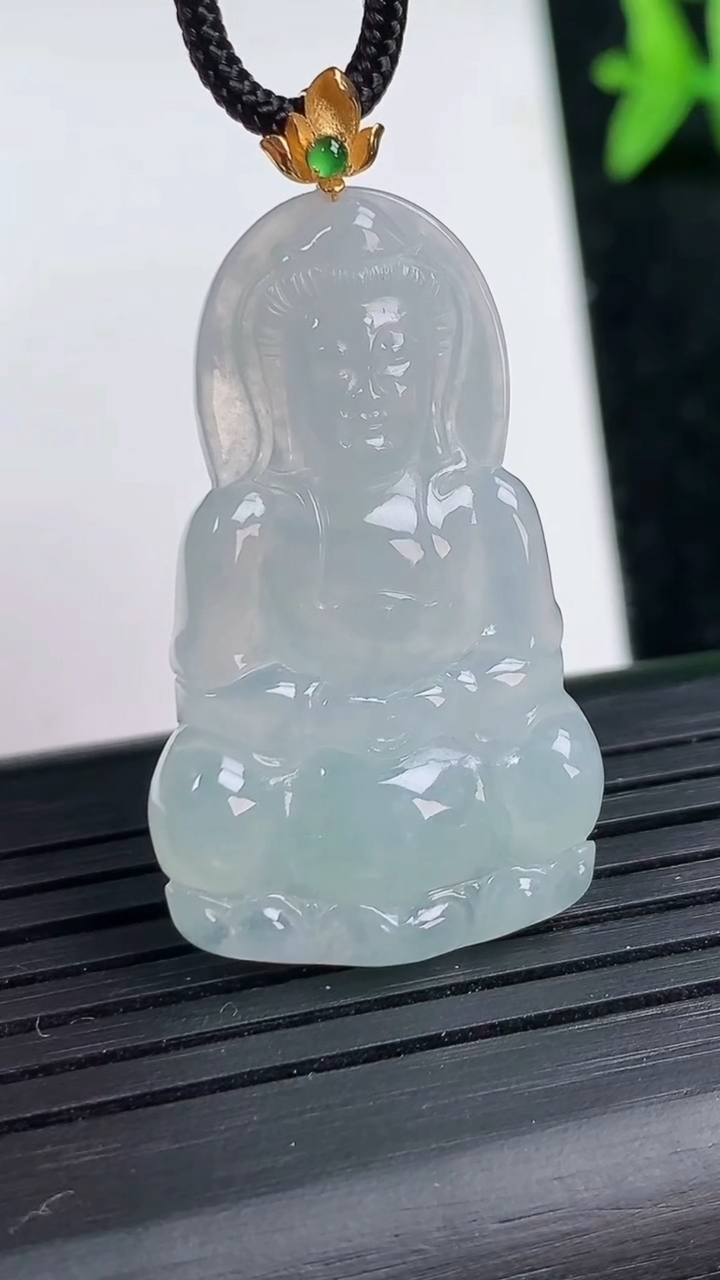 天然A货翡翠观音菩萨吊坠尺寸34.8-21.1-3.5重量:4.65g
3月13日