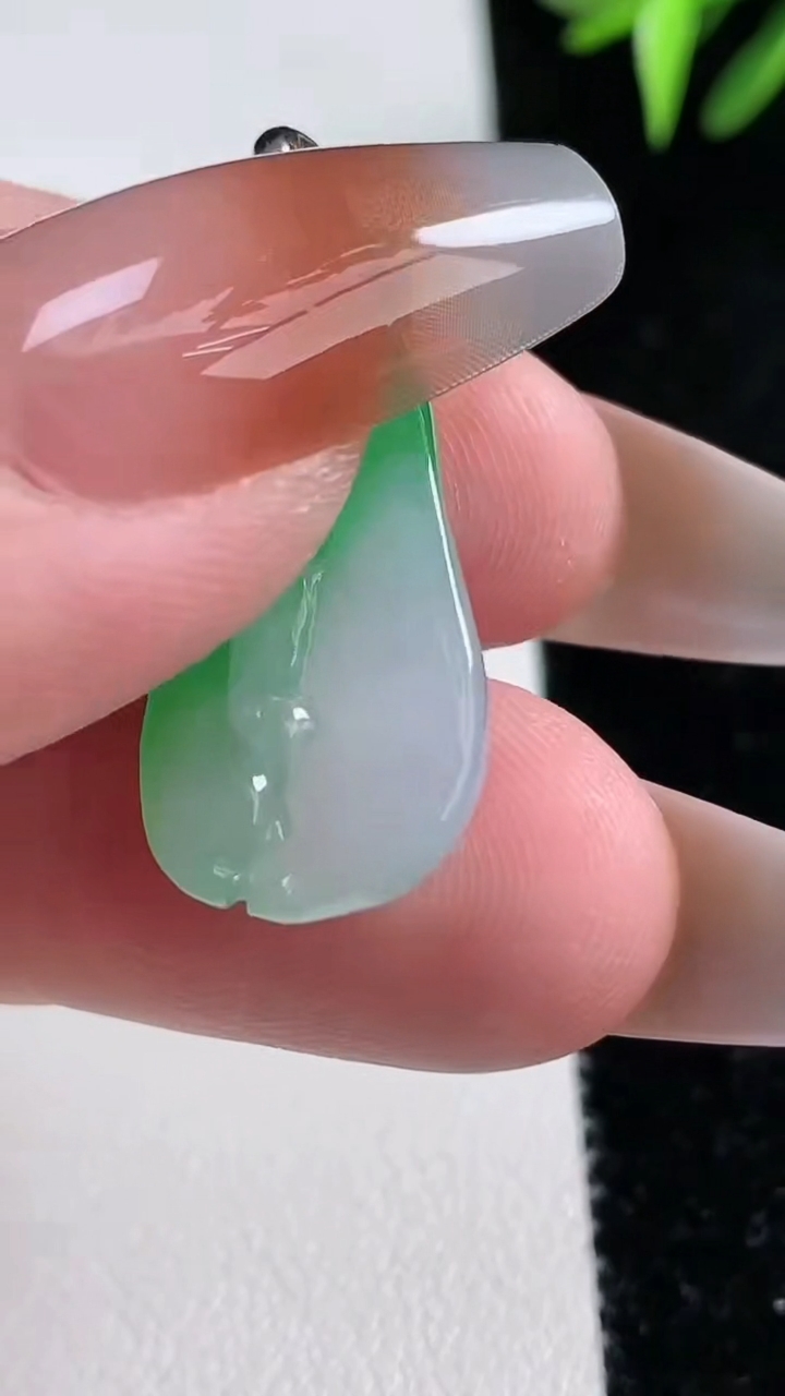 天然A货翡翠福瓜吊坠，尺寸26-13-5.5，重量:4.10g
3月13日