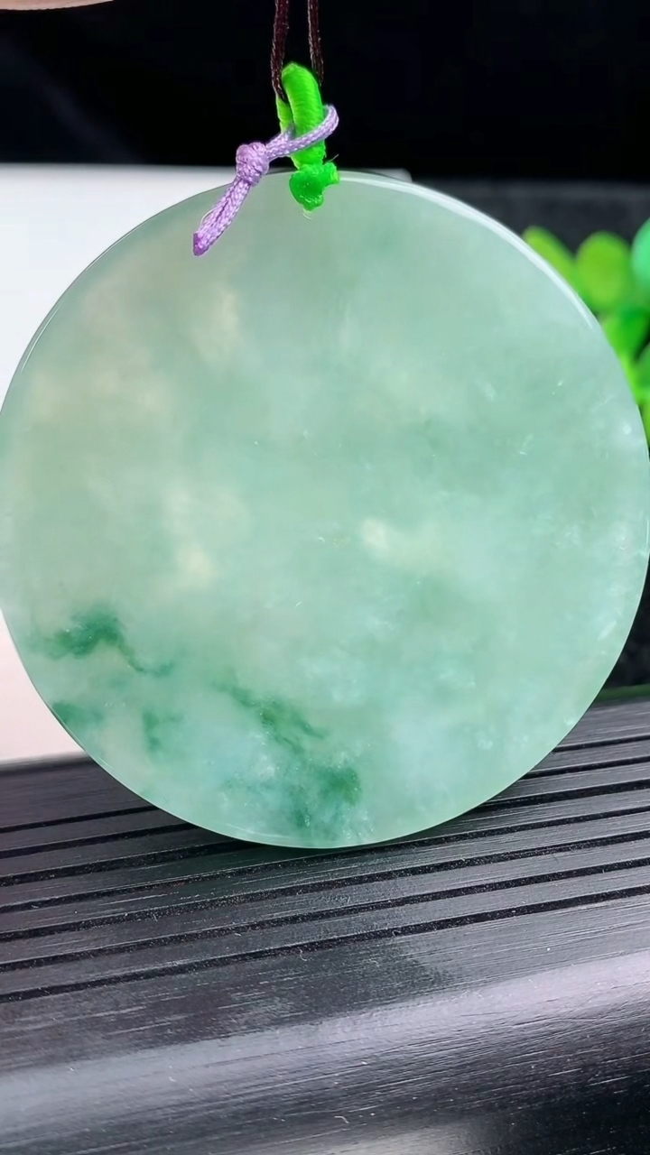 天然A货翡翠飘花虚空藏菩萨吊坠尺寸53.8-5.4重量:37.73g
3月13日