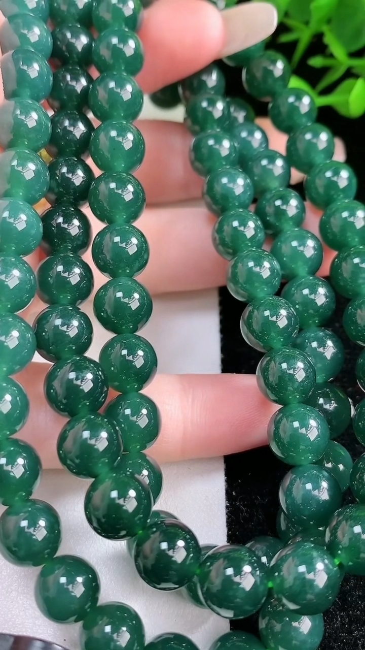 天然A货翡翠圆珠项链88颗，尺寸8.8，重:102.58g3月13日
工厂直销收藏佳品,种好水足，色泽均匀，有种有色，上手高大气！