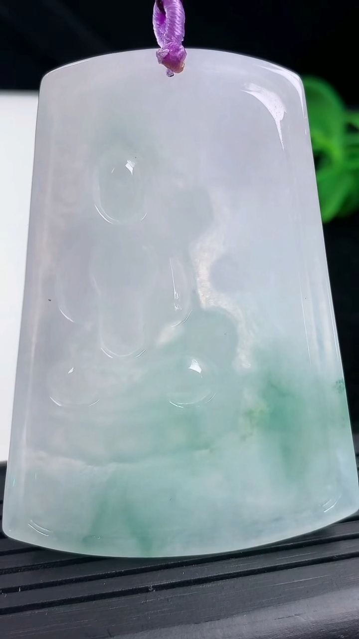 天然A货翡翠文殊菩萨吊坠尺寸61.6-44.8-5.3重量:30.45g
3月13日