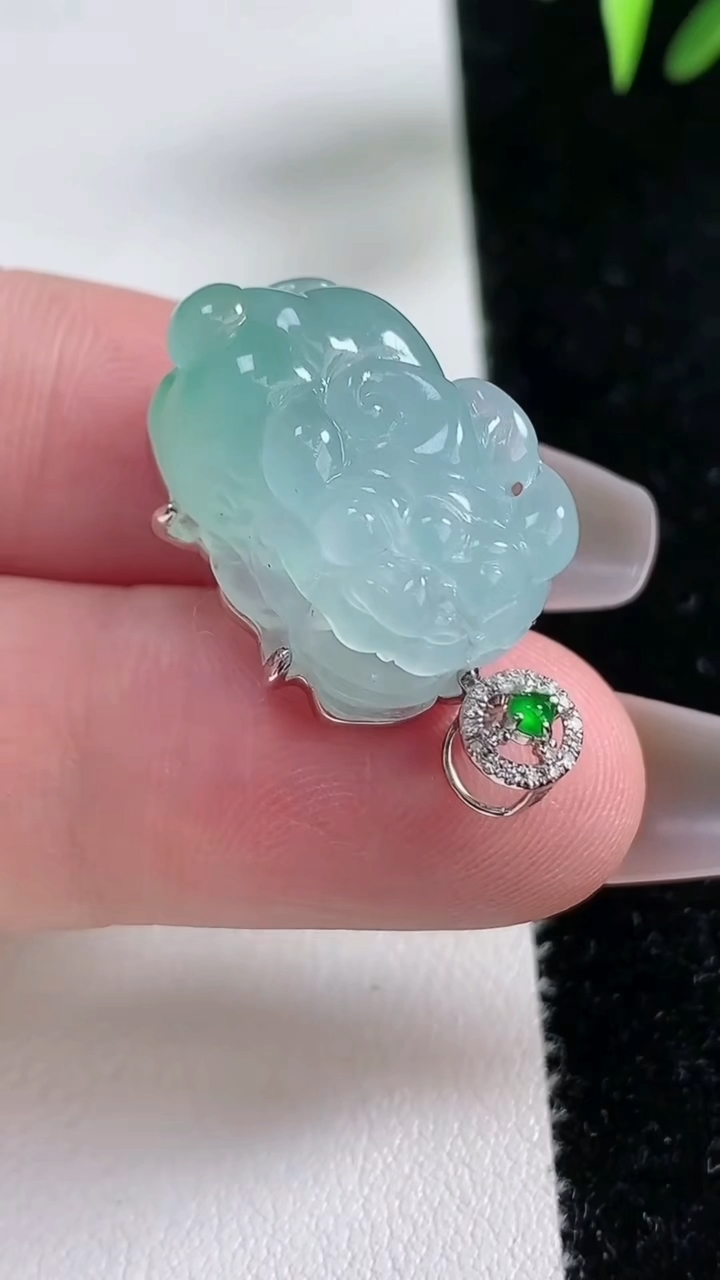 天然A货翡翠貔貅吊坠，尺寸20.8-13.8-11.4，重量：7.81g
3月13日