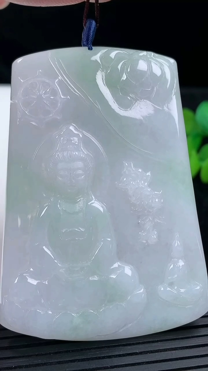 天然A货翡翠观音菩萨吊坠尺寸66.8-48.4-4.9重量:36.53g
3月13日