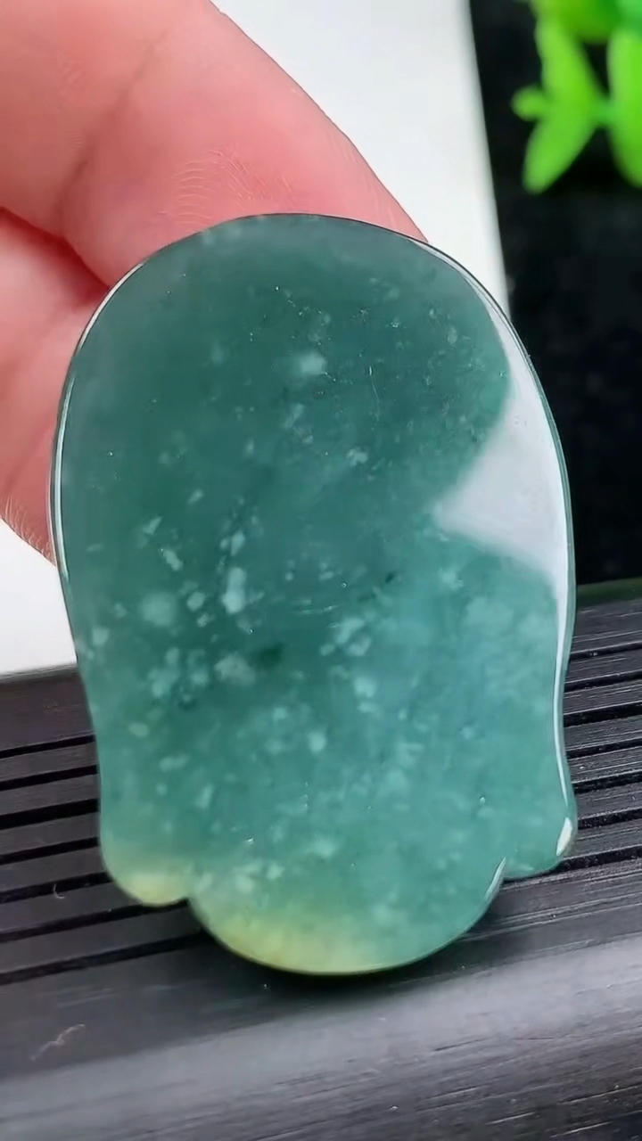 天然A货翡翠蓝水观音头镶嵌件尺寸41-27.7-9重量:18.96g
3月13日