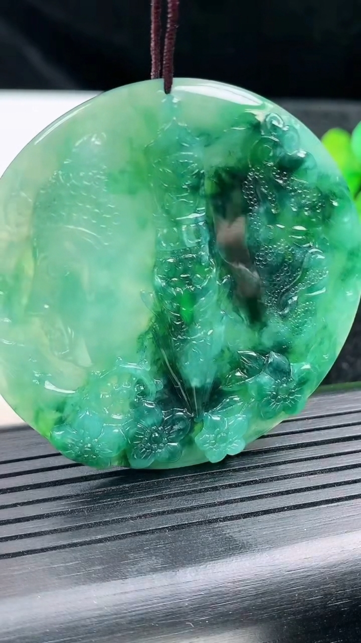 天然A货翡翠一念之间吊坠尺寸54.6-4.7重量:31.65g
3月13日