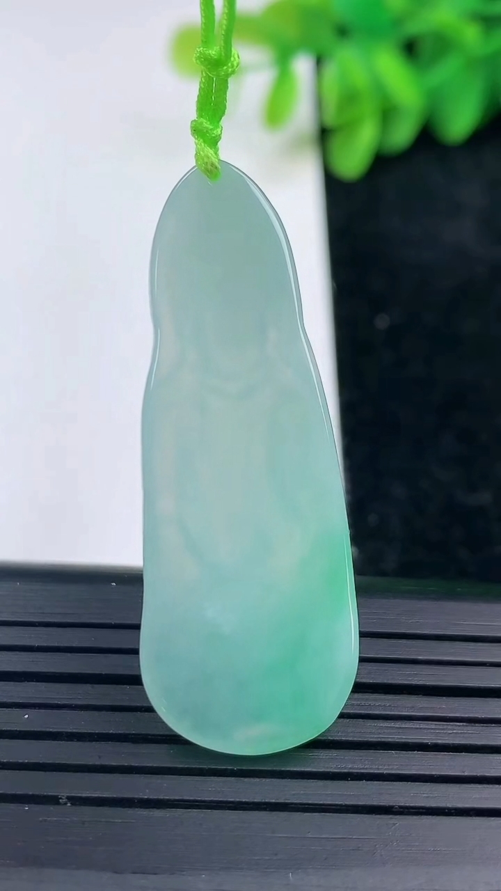 天然A货翡翠观音菩萨吊坠尺寸44.8-16.3-3.6重量:6.00g
3月13日