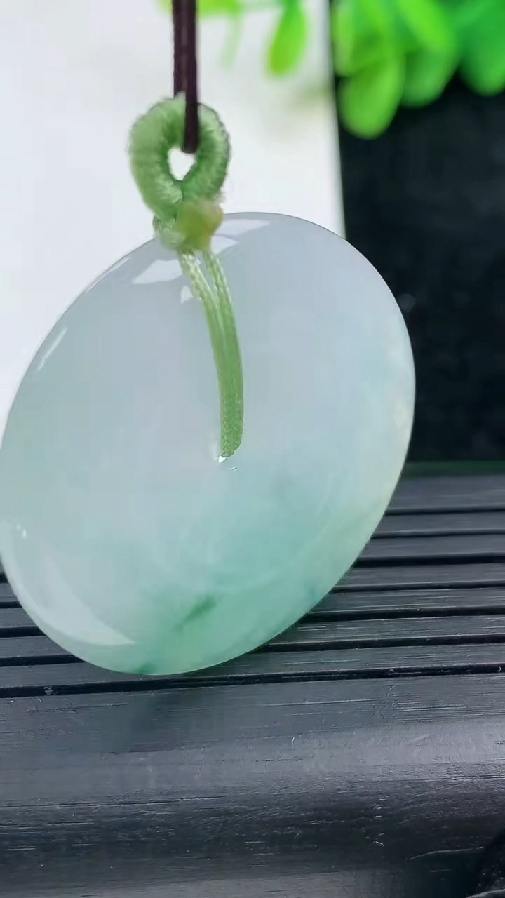 天然A货翡翠飘花平安扣吊坠尺寸32.3-5.1重量:11.78g
3月13日