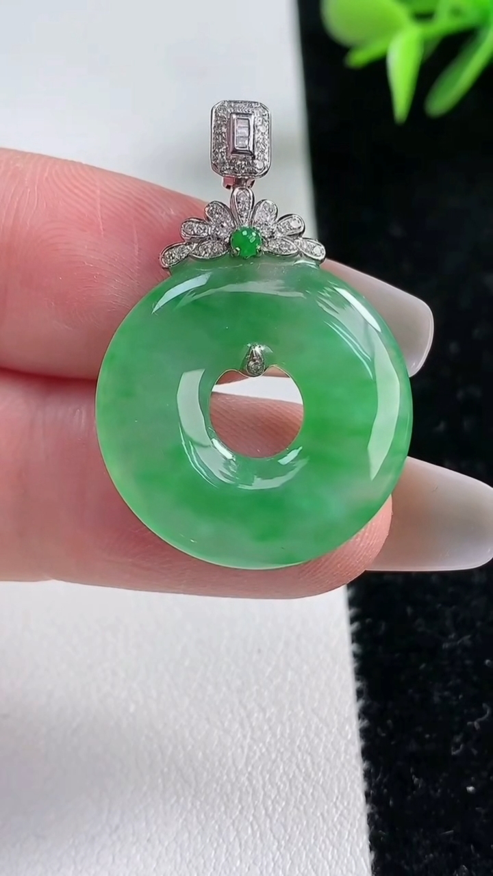 天然A货翡翠平安环吊坠，尺寸23.3-3.5重量:4.82g
3月13日