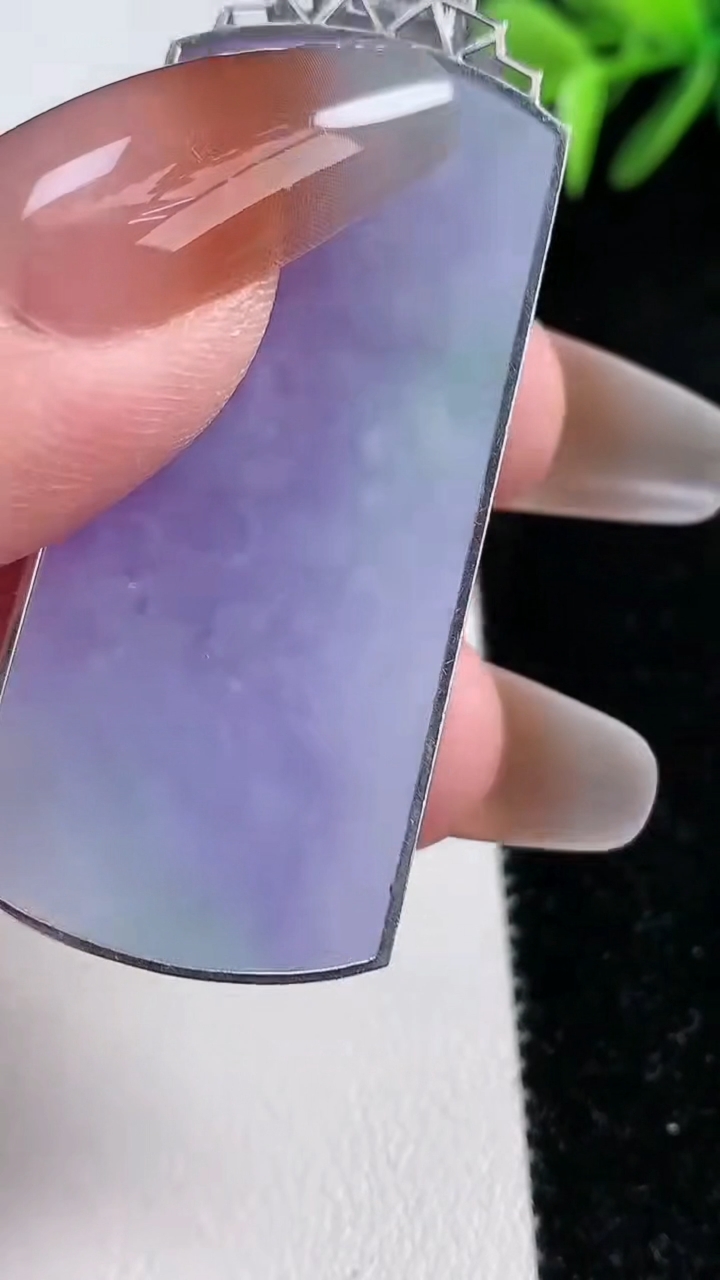 天然A货翡翠18k金紫罗兰无事牌吊坠，尺寸45-21.9-8，重量:27.62g
3月13日