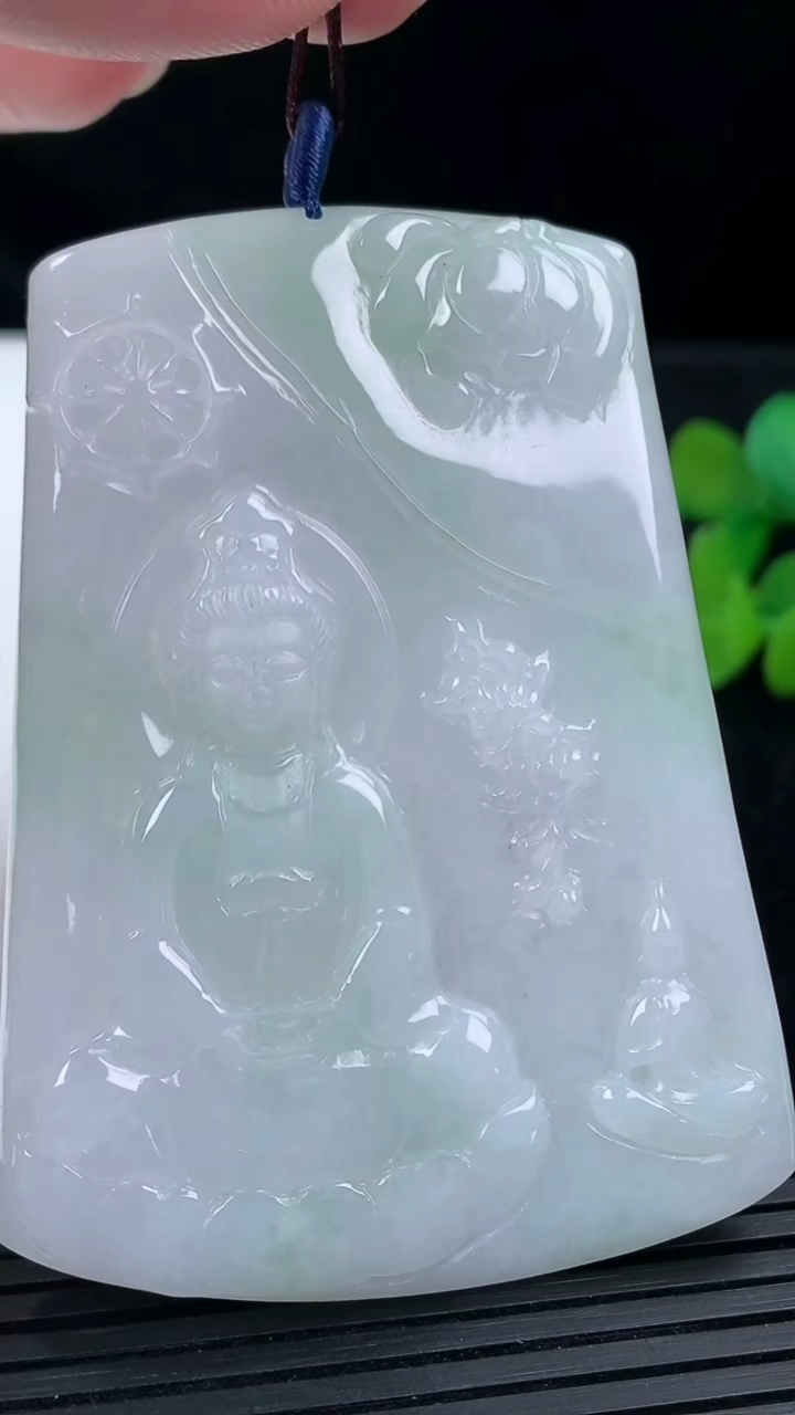 天然A货翡翠观音菩萨吊坠尺寸66.8-48.4-4.9重量:36.53g
3月13日