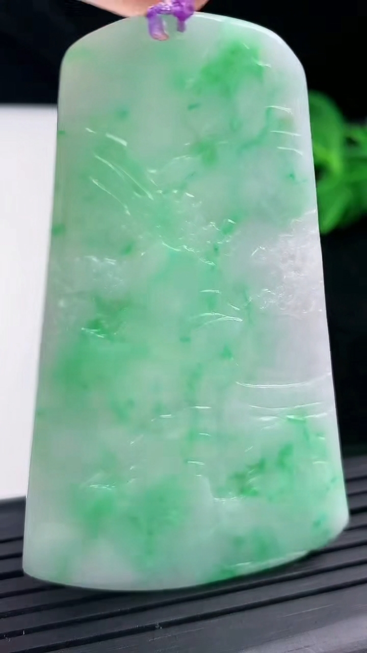 天然A货翡翠山水牌吊坠尺寸66.5-40.5-4.4重量:26.77g
3月13日