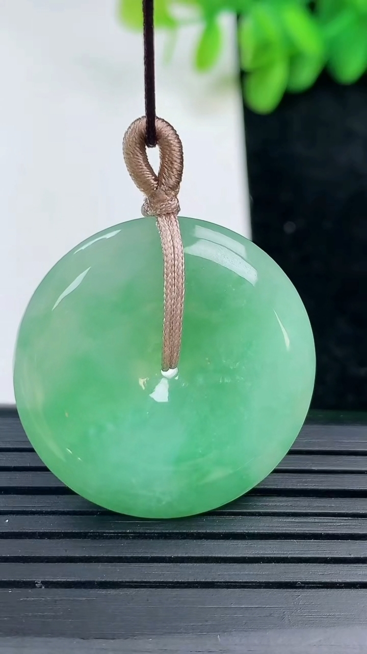 天然A货翡翠平安扣吊坠尺寸29.4-5.6重量:10.95g
3月13日