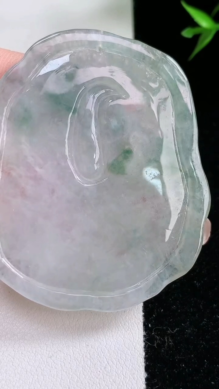 天然A货翡翠飘花龙牌吊坠，尺寸54.3-44.8-5.8，重:23.77g
3月13日