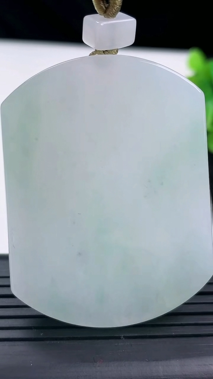 天然A货翡翠无事牌吊坠尺寸52.6-40.7-5.7重量:37.80g
3月13日