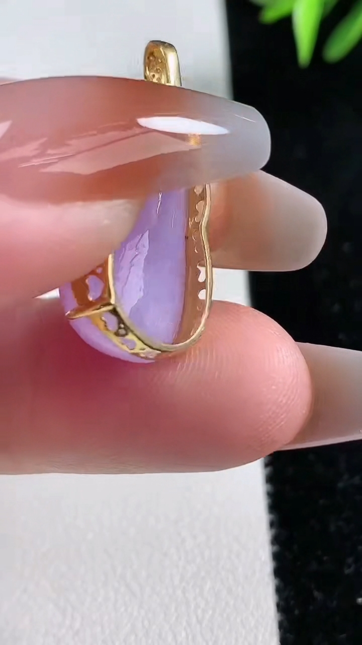 天然A货翡翠18k金紫罗兰葫芦吊坠尺寸22.2-12-8.4，重量:5.28g
3月13日