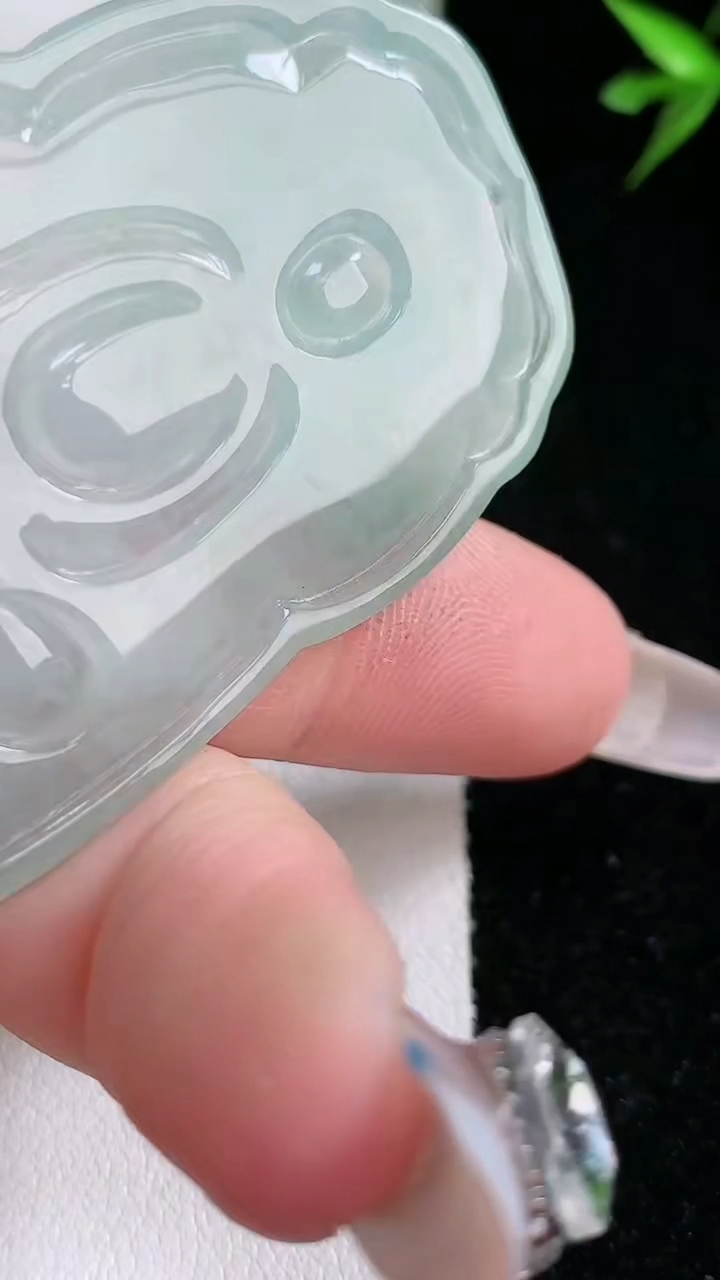 天然A货翡翠大日如来吊坠，尺寸57.8-37-4.3，重:20.85g
3月13日