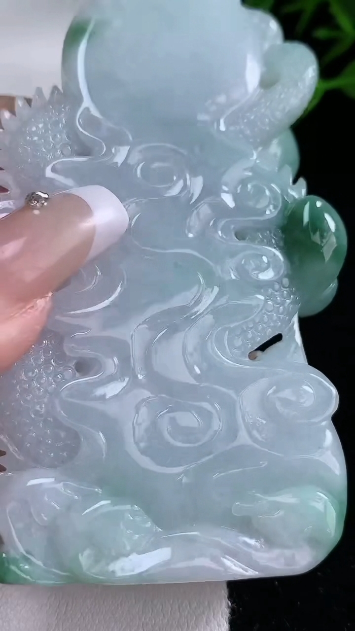 天然A货翡翠祥龙大势至菩萨吊坠，尺寸83-48-13.5，重:100.15g
3月13日